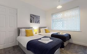 Free Wifi, Parking - Entire House Near City & Station